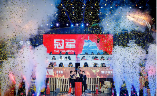 美女解说COS拉克丝庆祝T1夺冠S15赛季